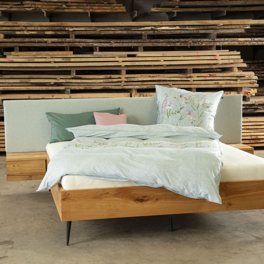 Bett aus regionalem Holz